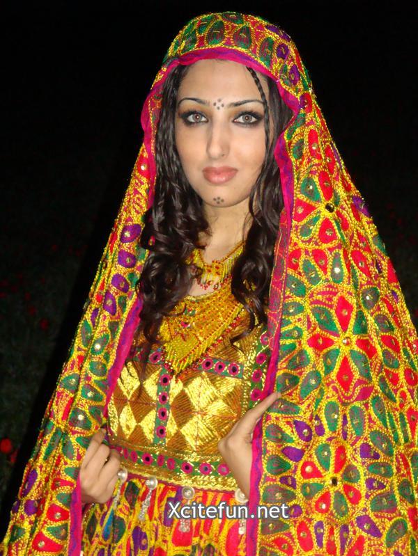 Seeta Qasemi Afghan Music Singer in Fashionable Traditional ...