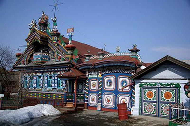 Unusual Village House - Russia - XciteFun.net