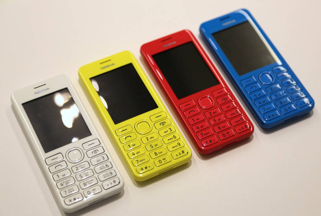 Цветные телефоны фото. Nokia Asha 206. Кнопочный телефон нокиа 206. Нокиа сенсорный и кнопочный красный. Нокиа с кнопками.