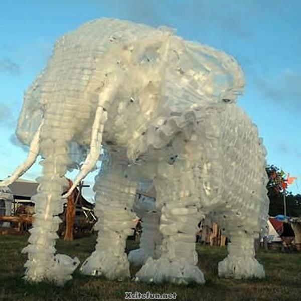 Sculpture Made by Plastic Bottles - XciteFun.net