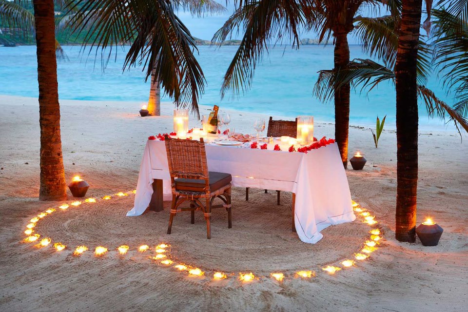 romantic beach dinner table setup