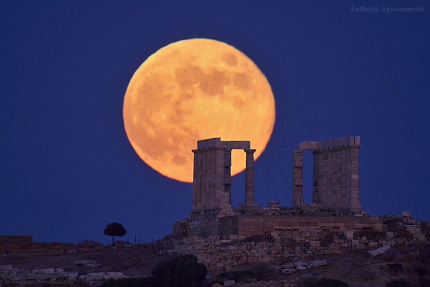 Supermoon Appeared in Athens Greece - XciteFun.net