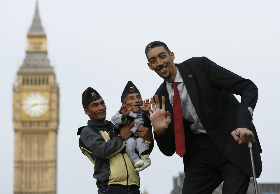 world-s-tallest-man-meets-world-s-shortest-man-xcitefun