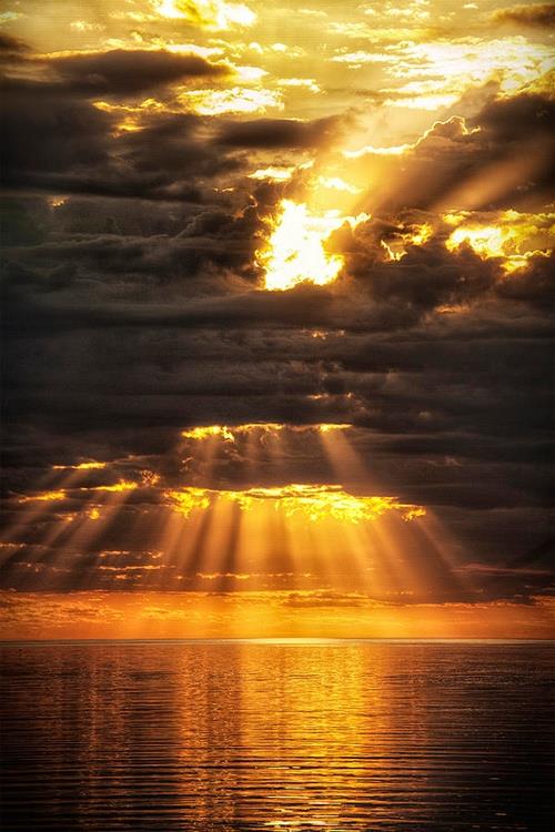 Breathtaking Sun Rays Photography - XciteFun.net