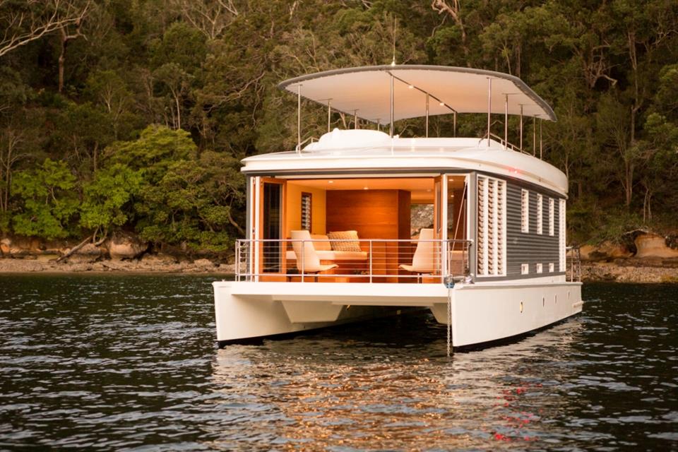 mothership-world-s-first-solar-powered-houseboat-xcitefun