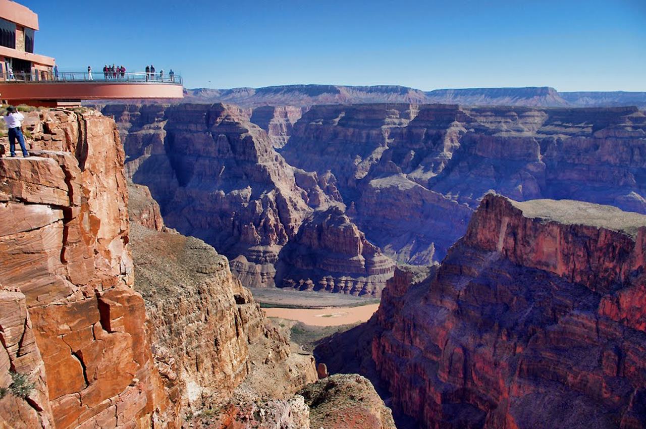 Афиша каньоны. Grand Canyon Skywalk. Национальный парк Гранд-каньон смотровые площадки. Гранд-каньон США тропы. Река Колорадо смотровая площадка.